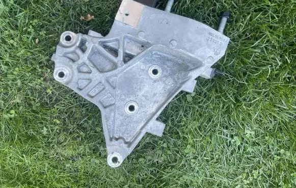 KIA Niro Engine mounting bracket DOS2