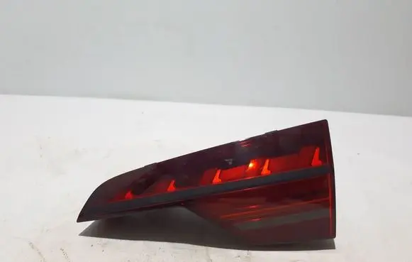 Tailgate rear/tail lights
