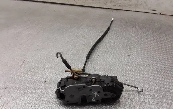 Opel Insignia A Front door lock 13503149