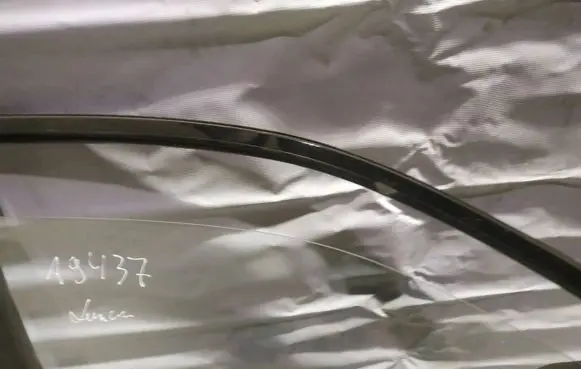 Mitsubishi Lancer Front door window glass four-door as2