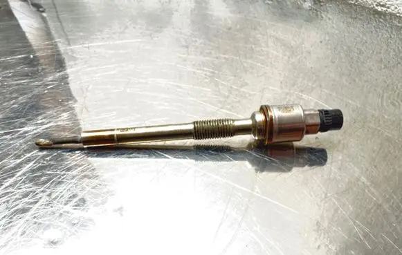 Opel Astra J Glow plug 55568366