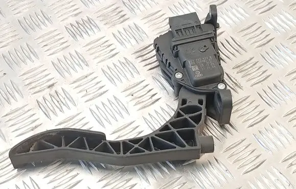 Accelerator throttle pedal