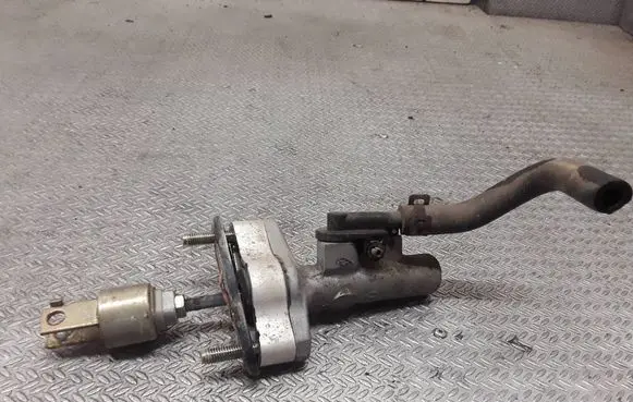 Toyota RAV 4 (XA20) Clutch master cylinder 
