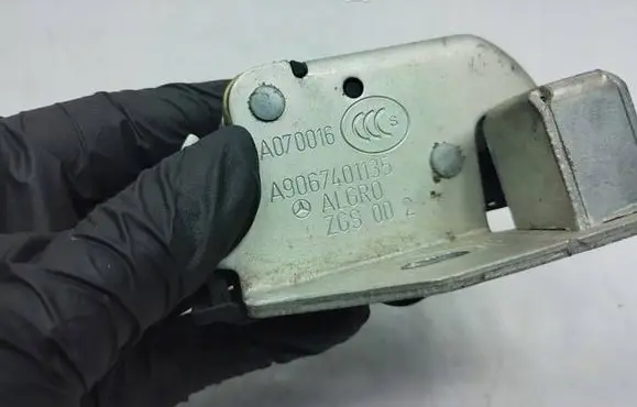 Mercedes-Benz E W210 Rear door lock A9067401135