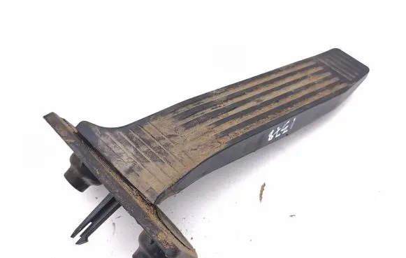 Toyota RAV 4 (XA50) Accelerator throttle pedal 