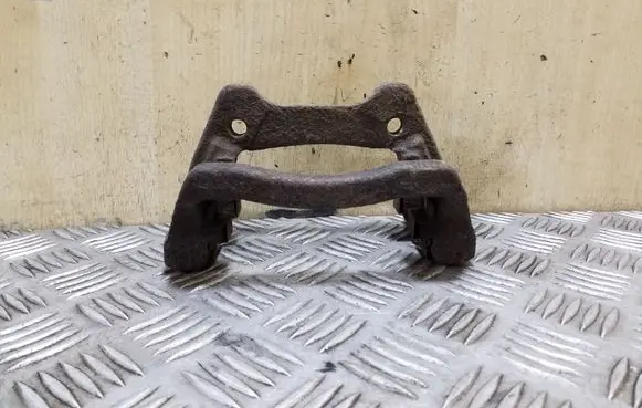Land Rover Discovery 3 - LR3 Brake caliper pad carrier rear 