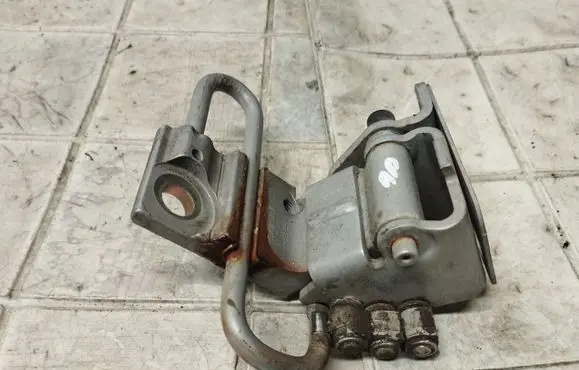 Audi A4 S4 B6 8E 8H Front door lower hinge 8E0831411