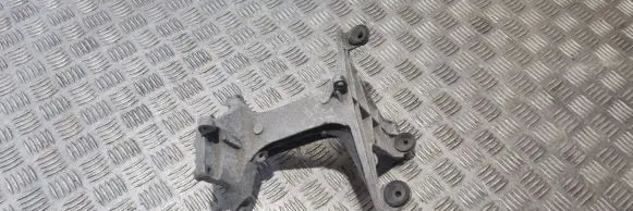 Mercedes-Benz GLC C253 Engine mounting bracket A2740981439