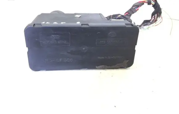 Audi A4 S4 B5 8D Central locking vacuum pump 4A0862257J 8TZ00652206
