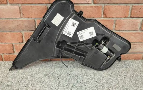 BMW 8 G15 Windshield washer fluid reservoir/tank 7435337