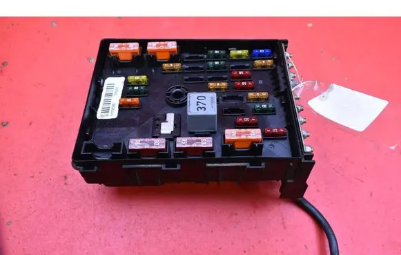 Volkswagen PASSAT B6 Fuse box set 3C0837125