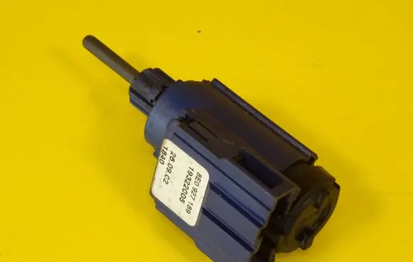 Audi A4 S4 B5 8D Brake pedal sensor switch 8E0927189