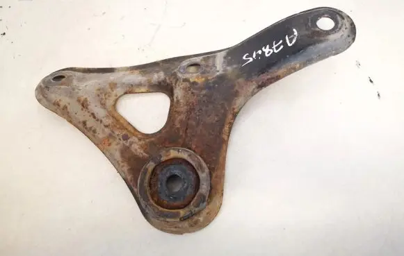 Toyota Avensis T250 Engine mounting bracket