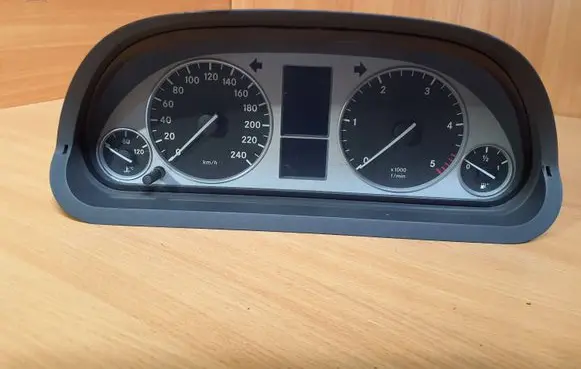 Mercedes-Benz B W245 Speedometer (instrument cluster) A1695404548 A1694421521