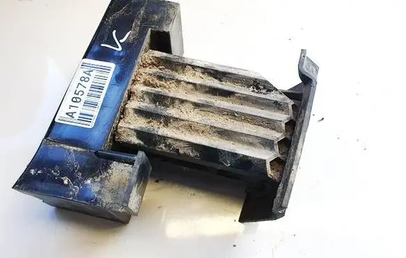 Front bumper mounting bracket