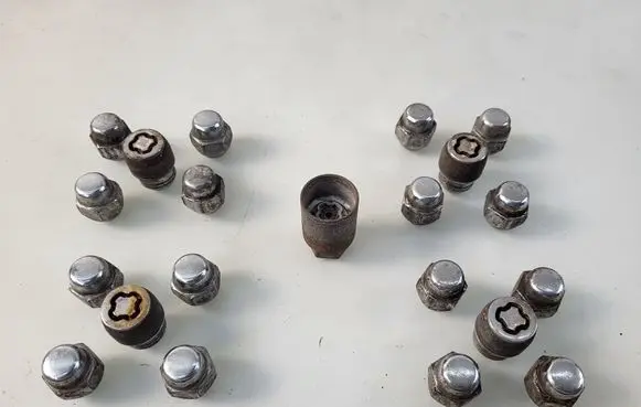Nissan Qashqai Anti-theft wheel nuts and lock 