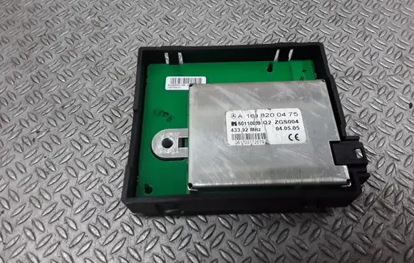 Mercedes-Benz A W169 Aerial antenna amplifier A1698200475