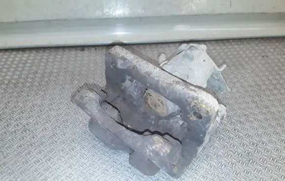 Opel Insignia A Rear brake caliper 