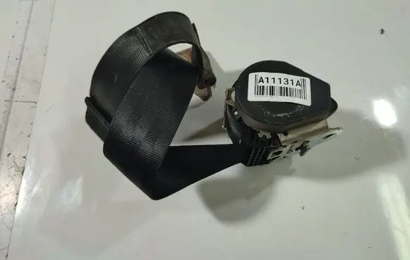 Volkswagen Golf V Rear seatbelt 040534