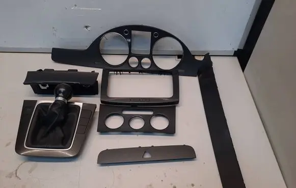 Volkswagen PASSAT B6 Radio/GPS head unit trim 3C0858069M