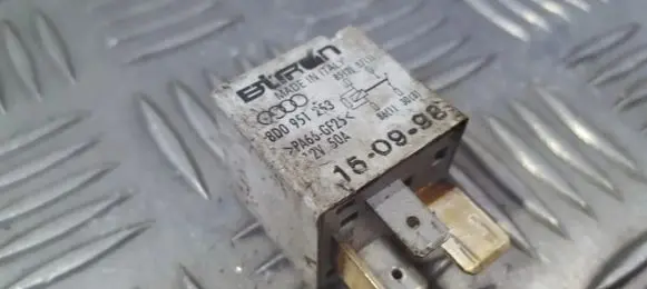 Volkswagen PASSAT B5 Other relay 8D0951253