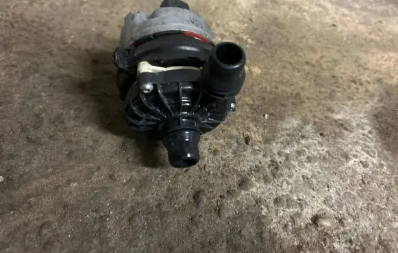 Mercedes-Benz E W238 Water pump A2535010920