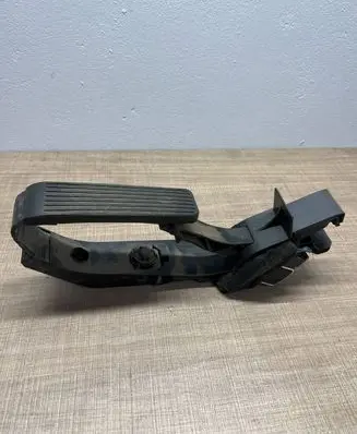 Mercedes-Benz E W211 Accelerator throttle pedal A2113000404