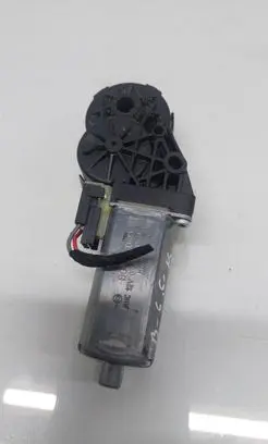 Volkswagen PASSAT B6 Seat adjustment motor 0390203224