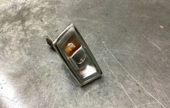 Front fender indicator light