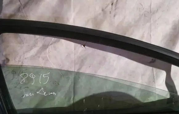 Seat Leon (1P) Front door window glass four-door