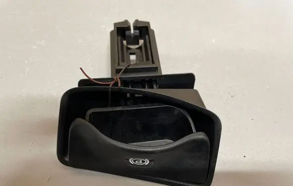 Mercedes-Benz CLS C219 Hand brake release handle 2114200077