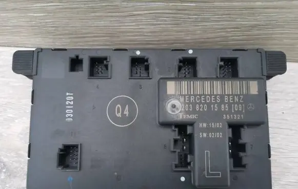 Mercedes-Benz C W203 Door control unit/module 2038201585 351321