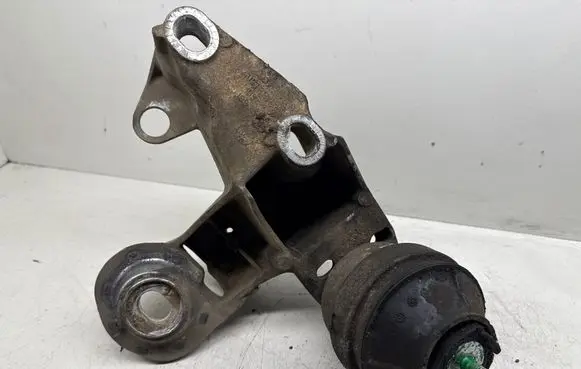 Volkswagen PASSAT B5.5 Engine mounting bracket 8E0199351