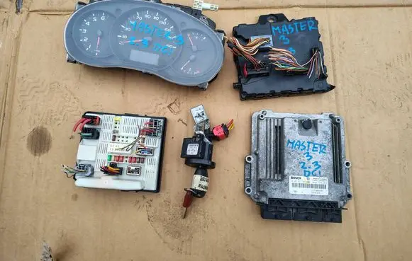 Renault Master III Engine control unit/module 237100899R