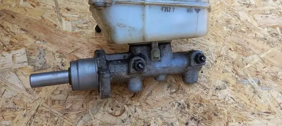 Volkswagen Polo IV 9N3 Master brake cylinder