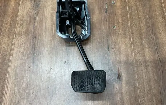 Mercedes-Benz E W213 Brake pedal A2052920007 A2052920415