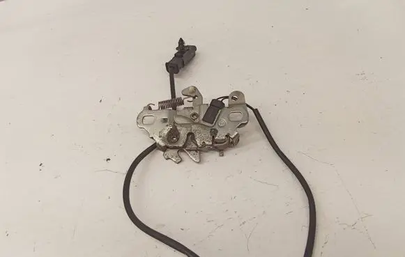 Engine bonnet/hood lock/catch