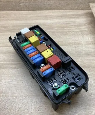 Opel Vectra C Fuse module 13205799