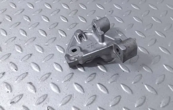 Engine mounting bracket