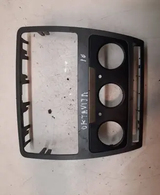 Skoda Octavia Mk2 (1Z) Dashboard center trim panel 