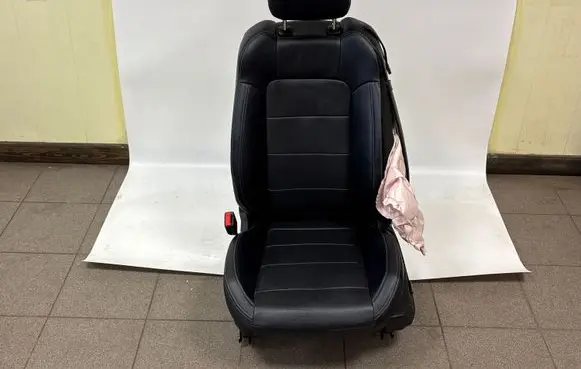 Ford Mustang VI Front driver seat