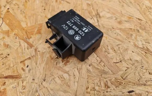 Volkswagen PASSAT B6 Seat heating relay 1Z0959772