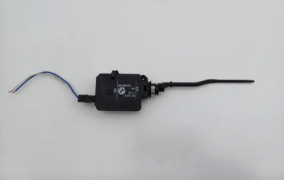 BMW 3 E46 Fuel tank cap lock motor 8372240 67.11-8372240