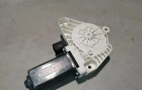 Volkswagen PASSAT B8 Front door window regulator motor 5Q4959802B