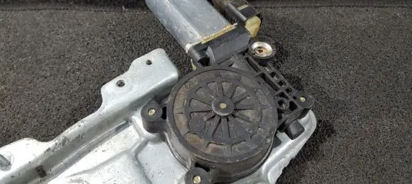 Toyota Yaris Front door window regulator motor 0130822018