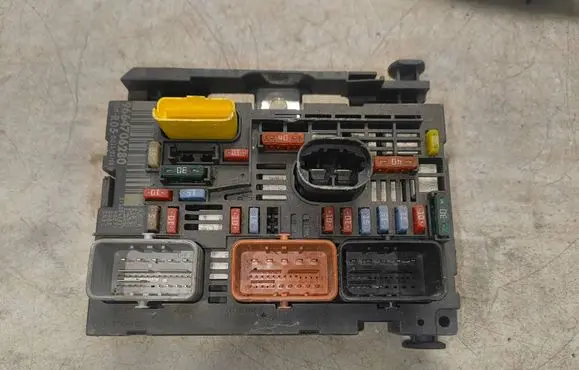 Peugeot Partner Fuse module 9664706280