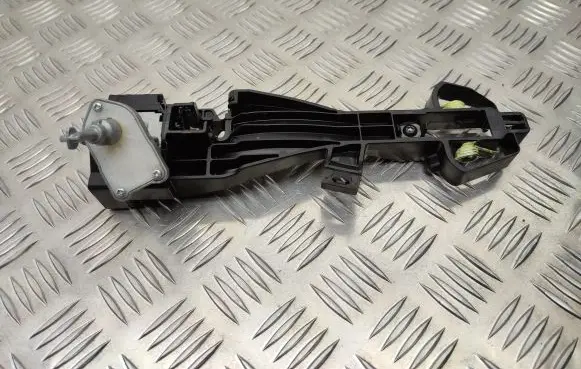 Mazda 3 Front door exterior handle/bracket 