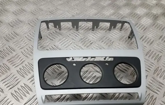 Skoda Octavia Mk2 (1Z) Radio/GPS head unit trim 