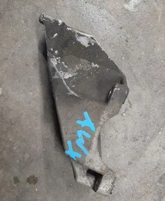 Audi A4 S4 B7 8E 8H Engine mounting bracket 8E0199307A
