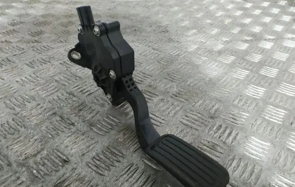 Toyota Urban Cruiser (XP110) Accelerator throttle pedal 7811052020 1988007021